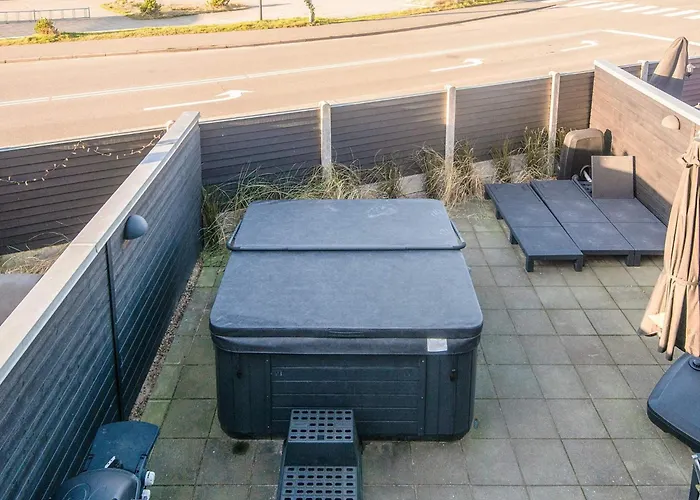 8 Person In * Blåvand